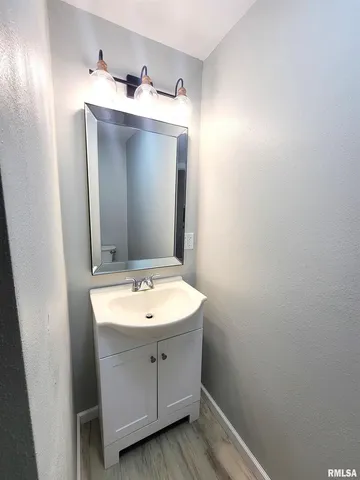 $159,999 | 306 Bible Street, Flora, IL 62839