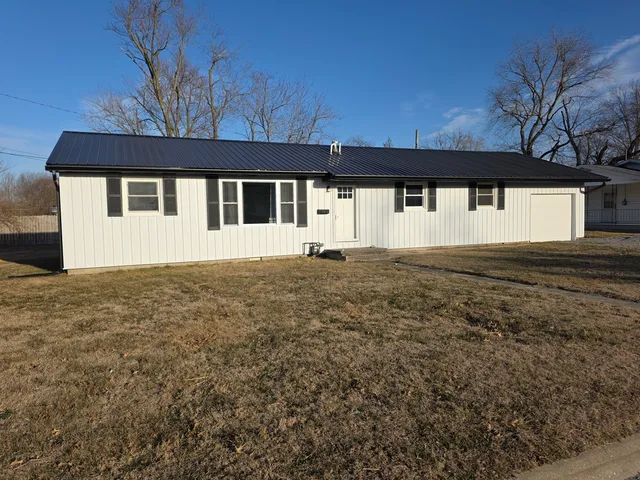$159,999 | 306 Bible Street, Flora, IL 62839