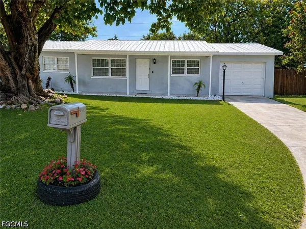 $2,050 | 2079 East Tobago Circle, Fort Myers, FL 33905