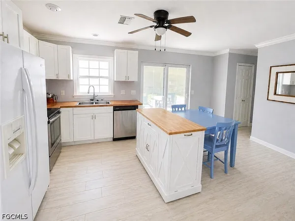 $2,050 | 2079 East Tobago Circle, Fort Myers, FL 33905