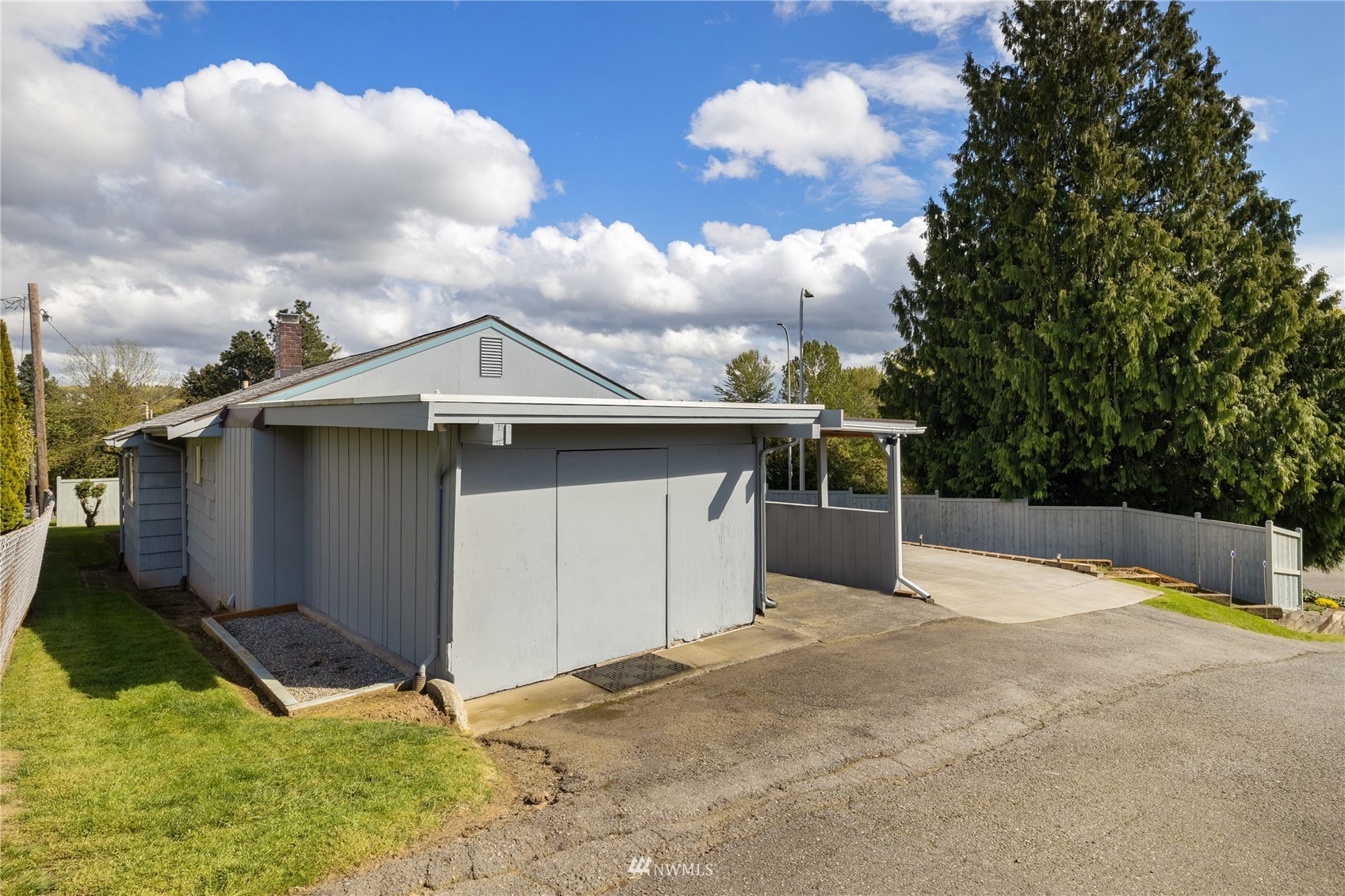 420 Southwest Sunset Boulevard Renton, WA 98057 - Photo 4 of 36