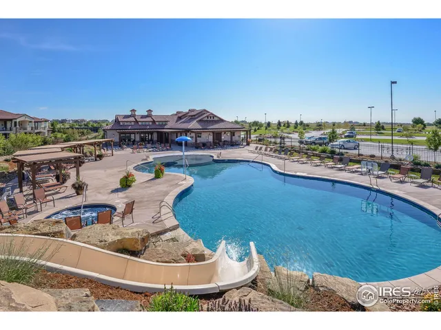 a view of yard with green space