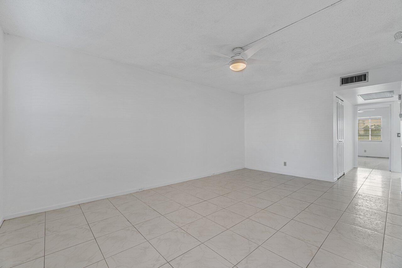 1040 Hythe A Boca Raton, FL 33434 - Photo 10 of 27 5634
