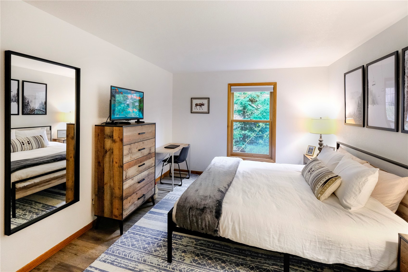 23034 Highway 6, Unit 305 Keystone, CO 80435 - Photo 11 of 27 a bedroom with a bed and a window