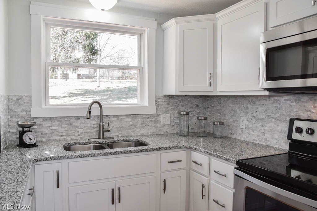 2043 Coon Road Akron, OH 44321 - Photo 5 of 17 Granite countertops, stone backsplash and stainless steel appliances!