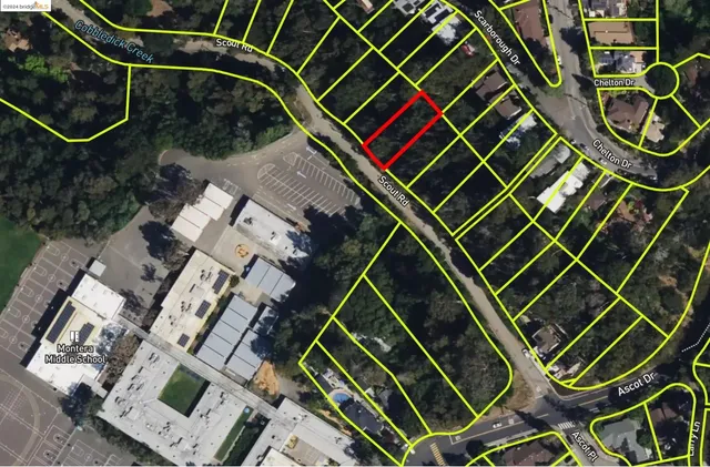 an aerial view of a tennis court