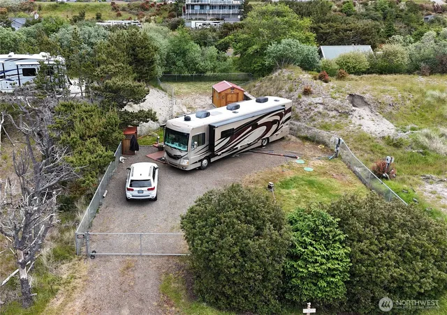 a view of a backyard