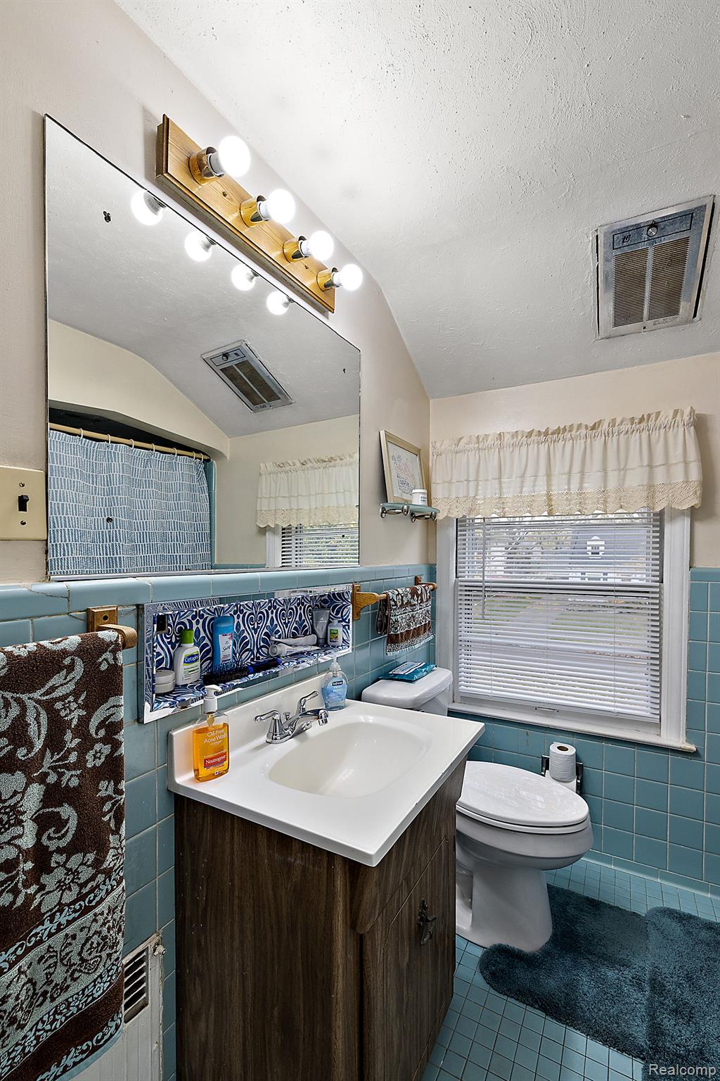 998 Hampton Road Grosse Pointe, MI 48236 - Photo 24 of 28 Gallery Image 24