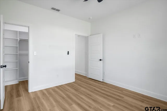 a view of livingroom with a ceiling fan