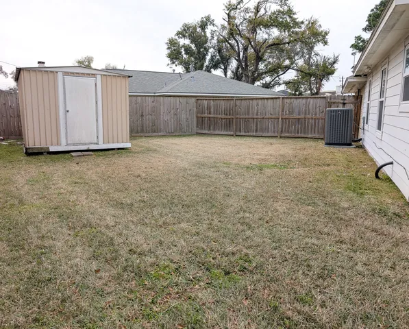 a view of a backyard