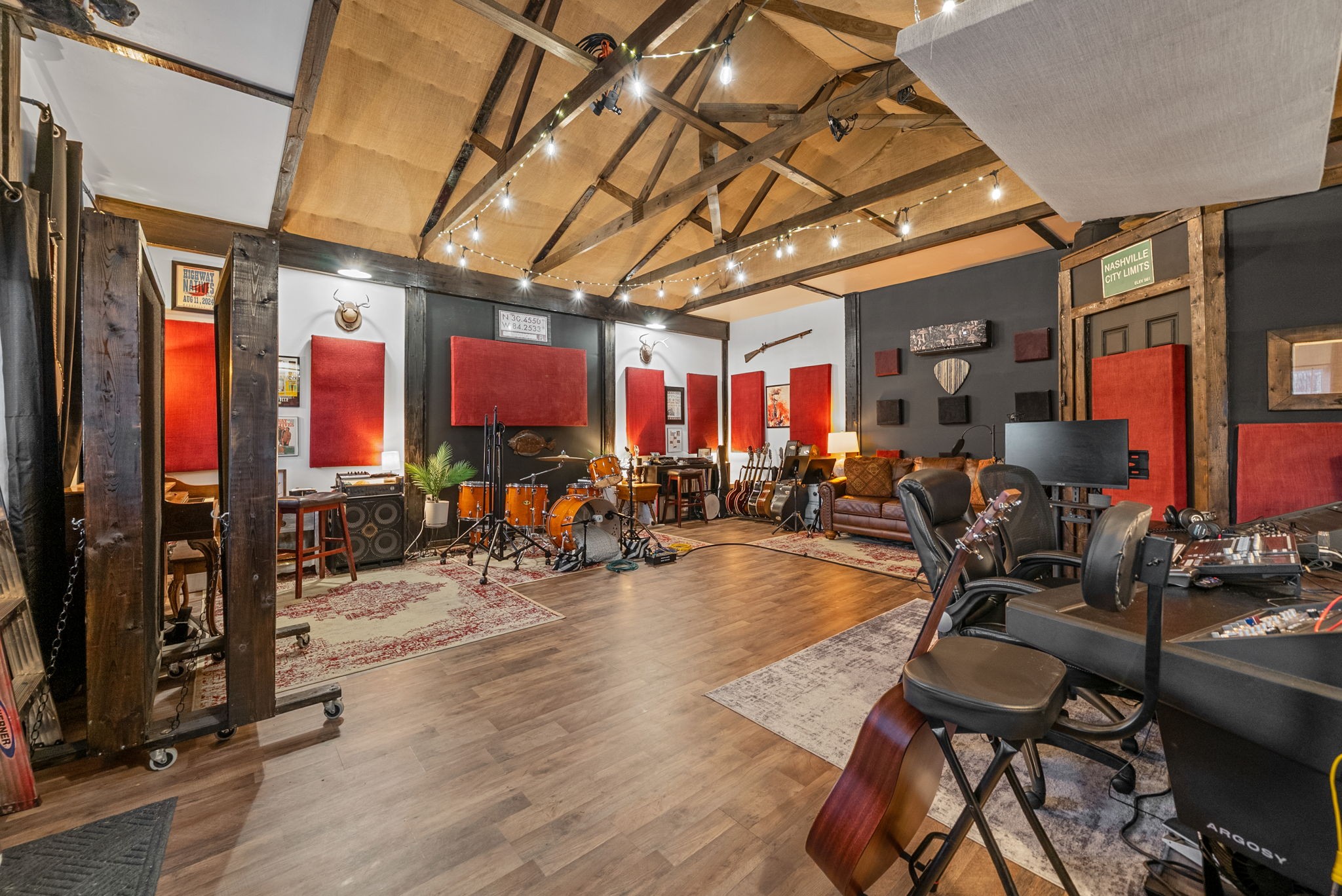 3762 Bowker Road Charlotte, TN 37036 - Photo 25 of 35 a view of a room with gym equipment