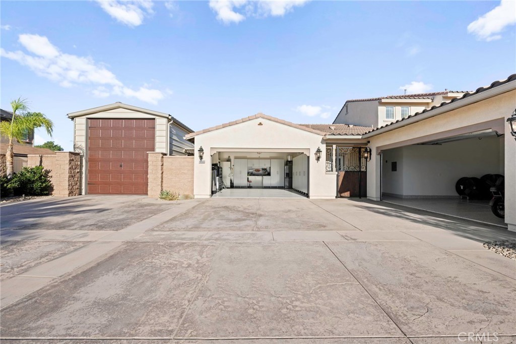 16555 Vía Los Caballeros Riverside, CA 92504 - Photo 34 of 51 a front view of a house with a yard and garage