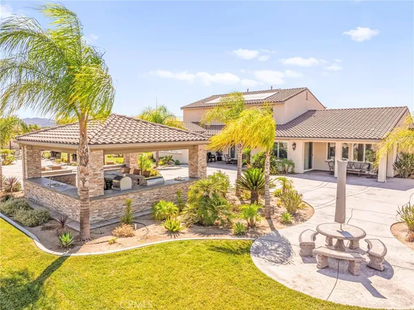 a view of a backyard of the house