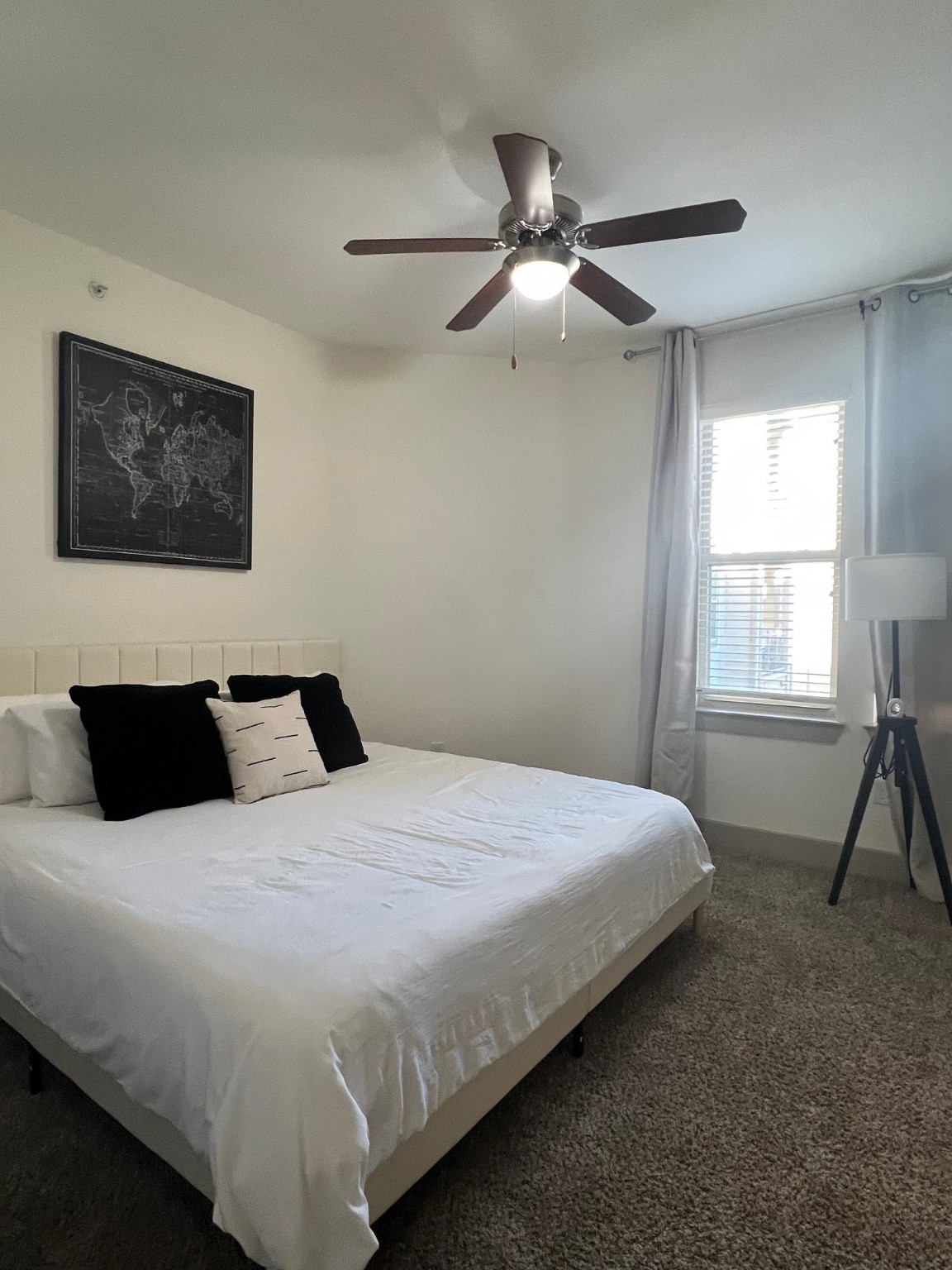 145 Heights Boulevard, Unit 363 Houston, TX 77007 - Photo 6 of 10 a bedroom with a bed and a window