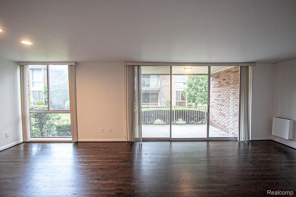 4043 West Maple Road, Unit 102 Bloomfield Hills, MI 48301 - Photo 9 of 22 IMG_6525.jpg