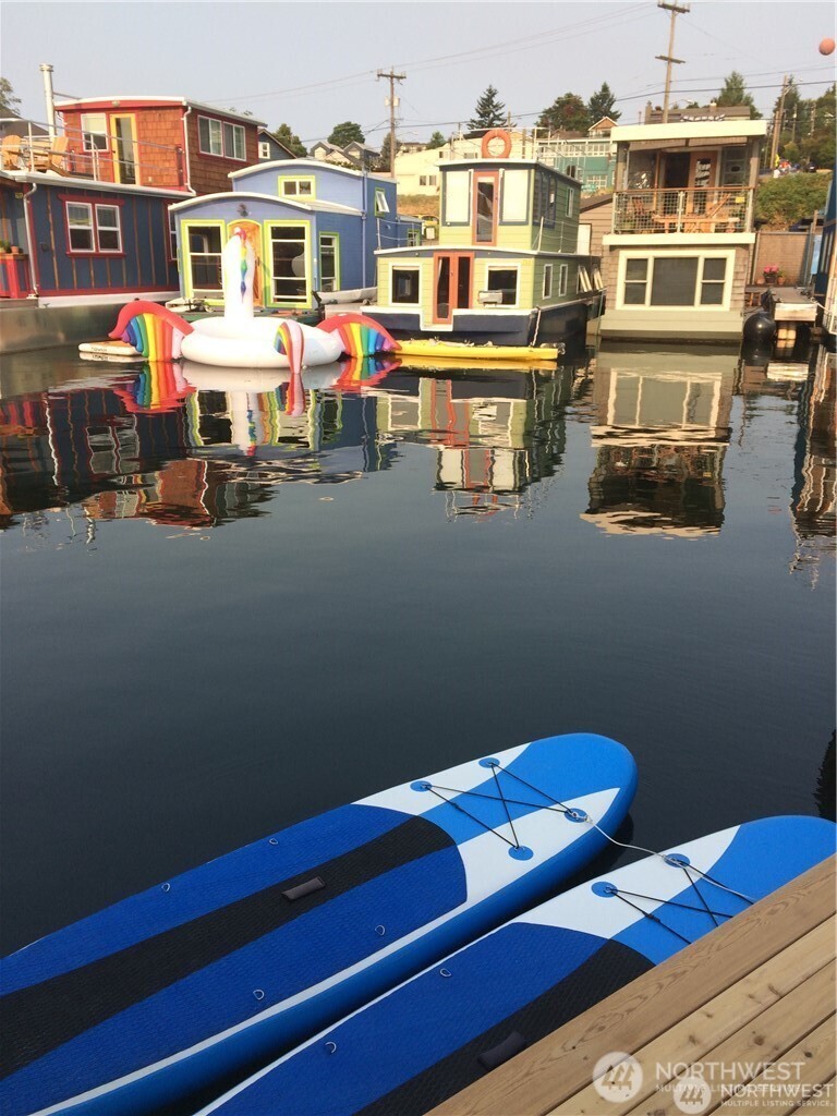 2401 North Northlake Way, Unit E7 Seattle, WA 98103 - Photo 16 of 23 a front view of a building with windows