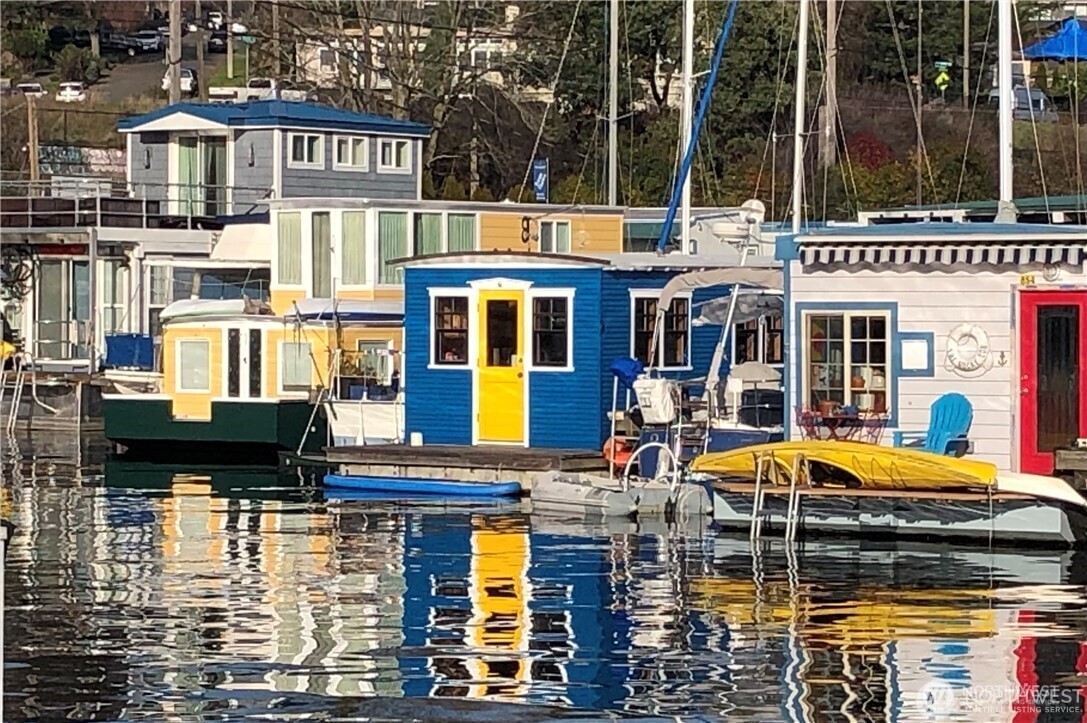 2401 North Northlake Way, Unit E7 Seattle, WA 98103 - Photo 2 of 23 a view of a building with a swimming pool