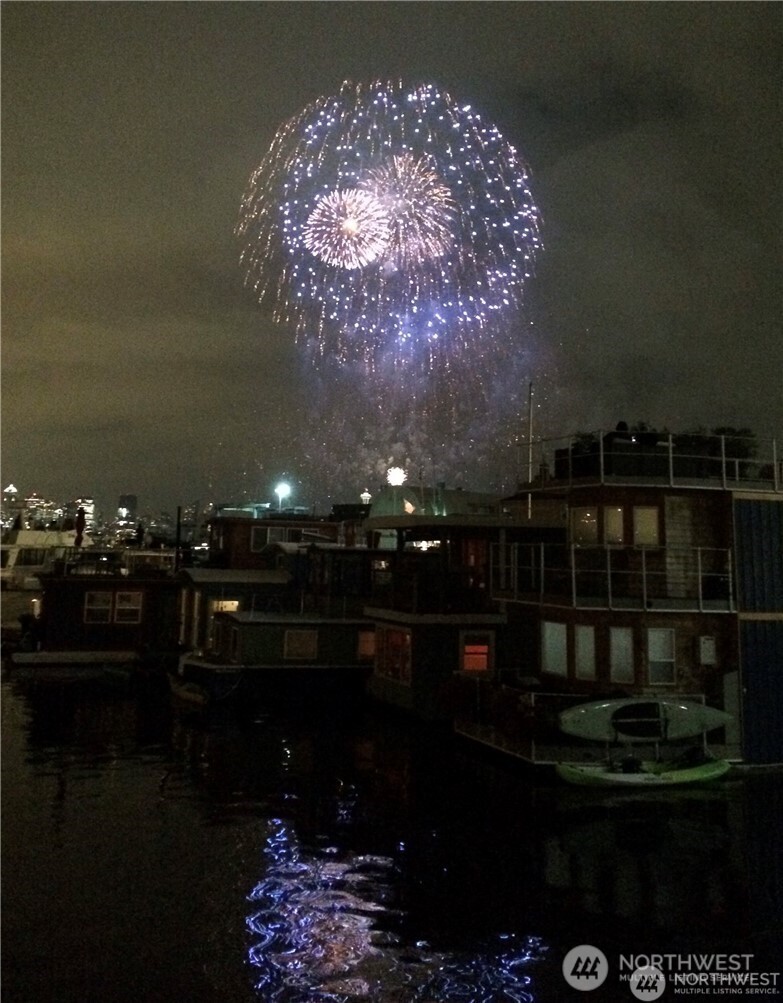 2401 North Northlake Way, Unit E7 Seattle, WA 98103 - Photo 21 of 23 a view of a entryway