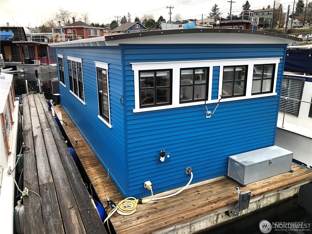 2401 North Northlake Way, Unit E7 Seattle, WA 98103 - Photo 23 of 23 a view of a house with a barbeque