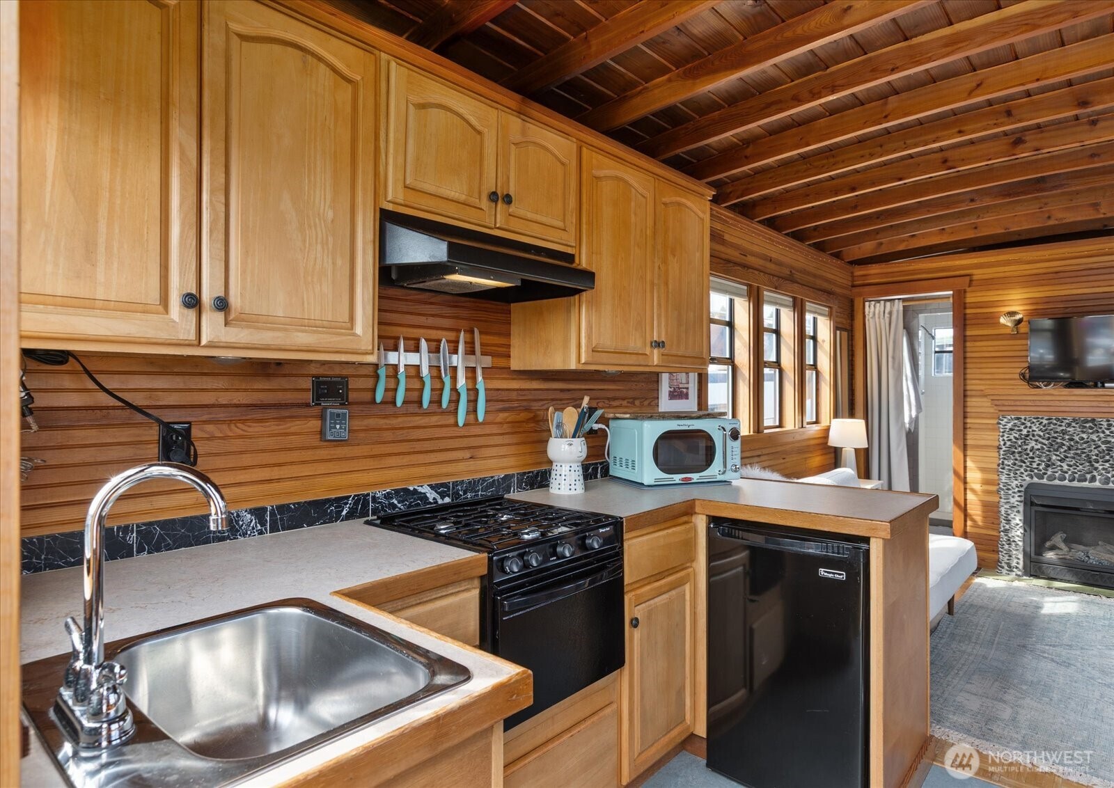 2401 North Northlake Way, Unit E7 Seattle, WA 98103 - Photo 10 of 23 a kitchen with table and chairs