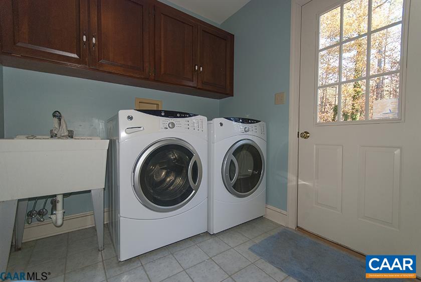 2355 Cinnamon Ridge Road Charlottesville, VA 22901 - Photo 21 of 36 a utility room with dryer and washer
