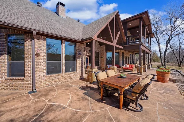 a view of a dinning table and chairs in the patio