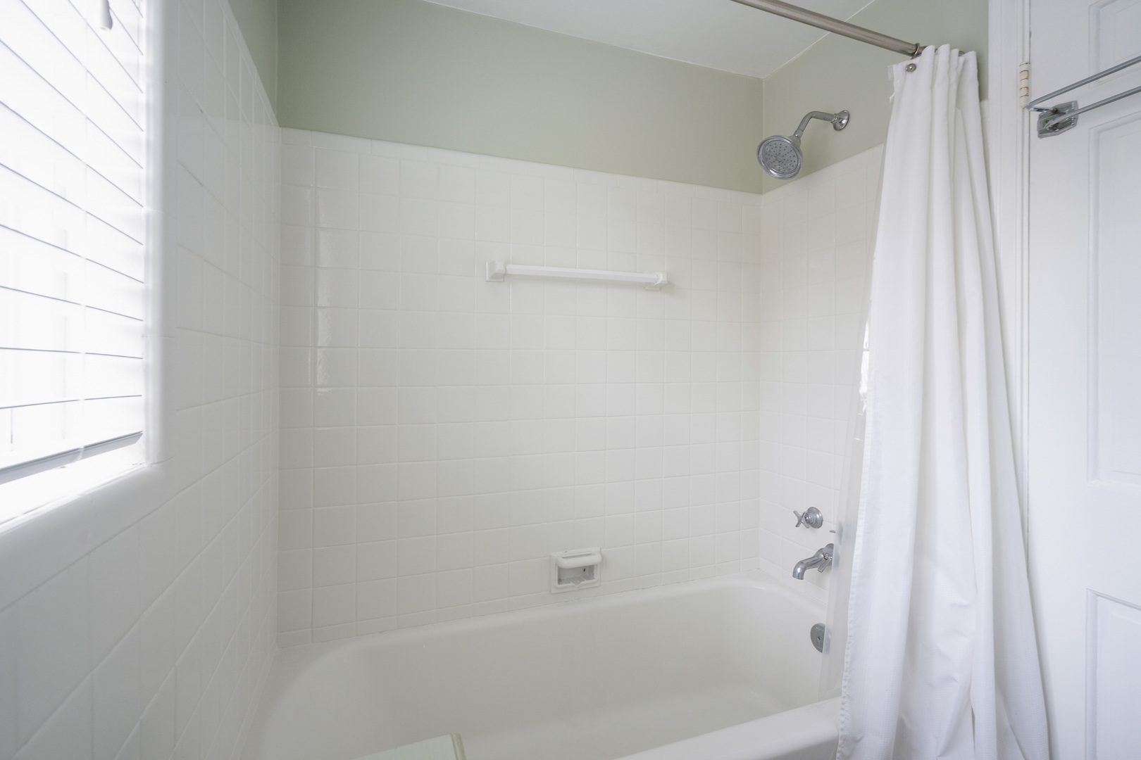 600 East Parkway Road Riverside, IL 60546 - Photo 14 of 29 a close up of a bathtub curtain