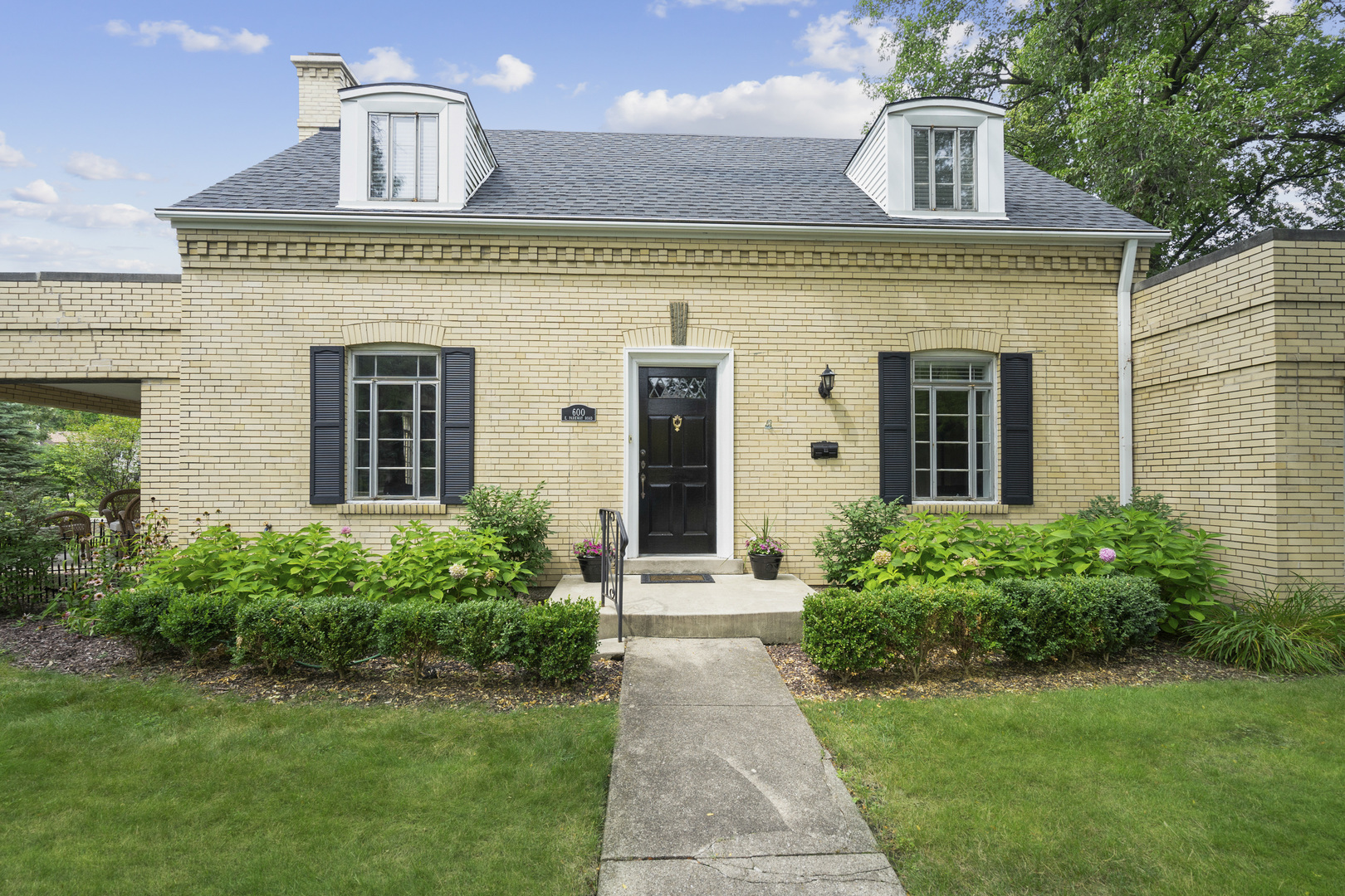 600 East Parkway Road Riverside, IL 60546 - Photo 21 of 29 a front view of a house with garden