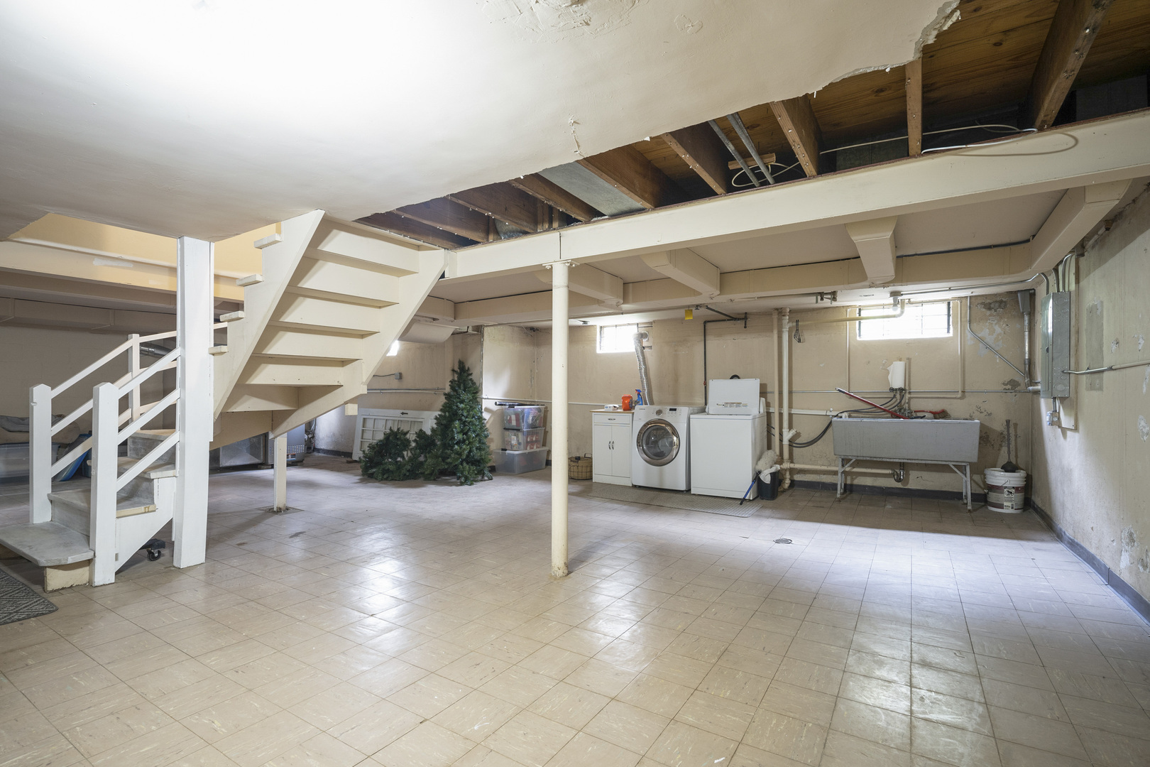 600 East Parkway Road Riverside, IL 60546 - Photo 25 of 29 a view of a big room with air conditioner duct and materials on floor