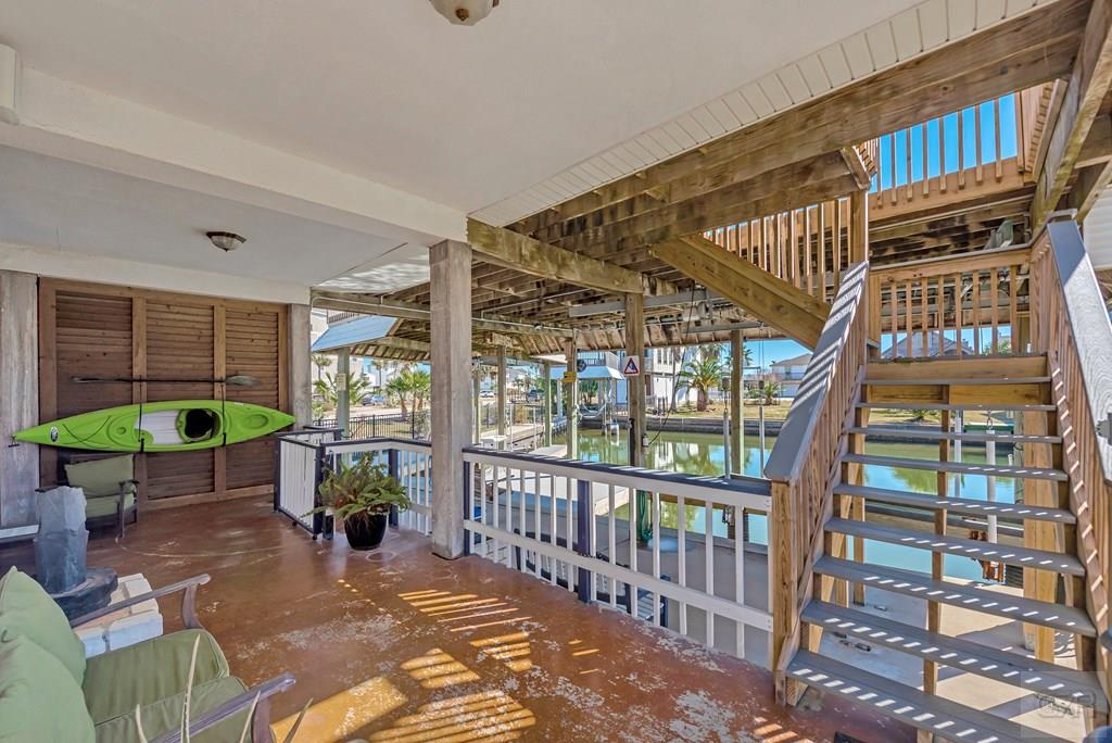 270 Isles End Road Tiki Island, TX 77554 - Photo 4 of 49 a garden view with a seating space