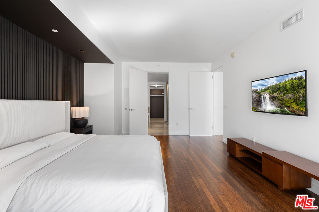 6250 Hollywood Boulevard, Unit 7K Los Angeles, CA 90028 - Photo 19 of 50 a bedroom with a bed and a painting on the wall