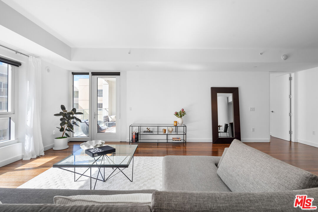 6250 Hollywood Boulevard, Unit 7K Los Angeles, CA 90028 - Photo 2 of 50 a living room with furniture and a potted plant