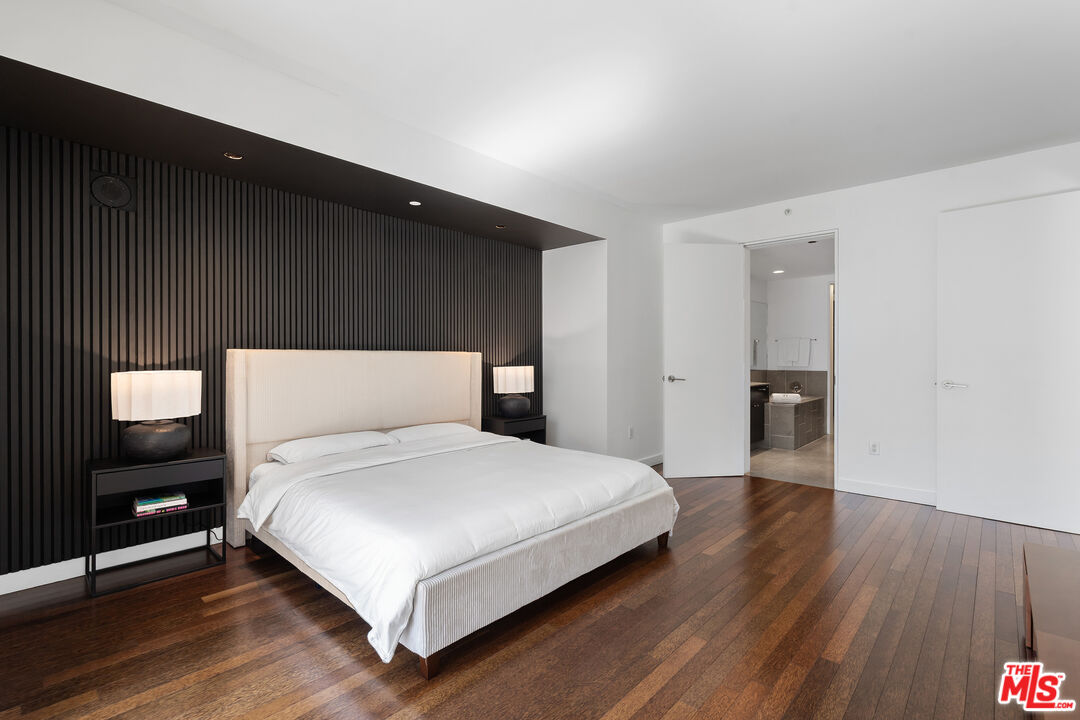 6250 Hollywood Boulevard, Unit 7K Los Angeles, CA 90028 - Photo 22 of 50 a large bedroom with a bed and a dresser