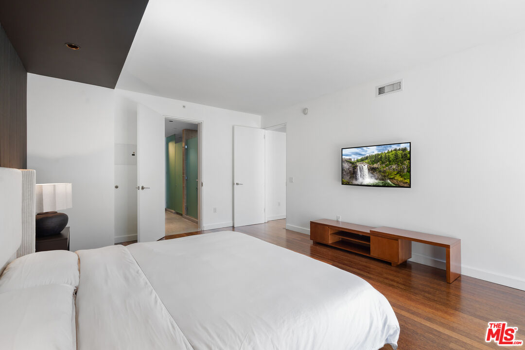 6250 Hollywood Boulevard, Unit 7K Los Angeles, CA 90028 - Photo 23 of 50 a bedroom with bed and a night stand