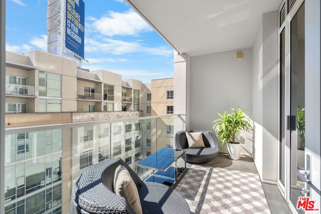6250 Hollywood Boulevard, Unit 7K Los Angeles, CA 90028 - Photo 32 of 50 a view of balcony with couch