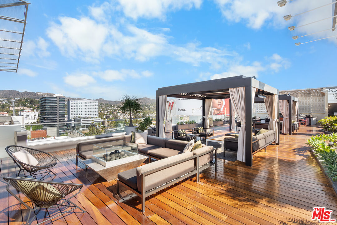 6250 Hollywood Boulevard, Unit 7K Los Angeles, CA 90028 - Photo 40 of 50 a living room with patio