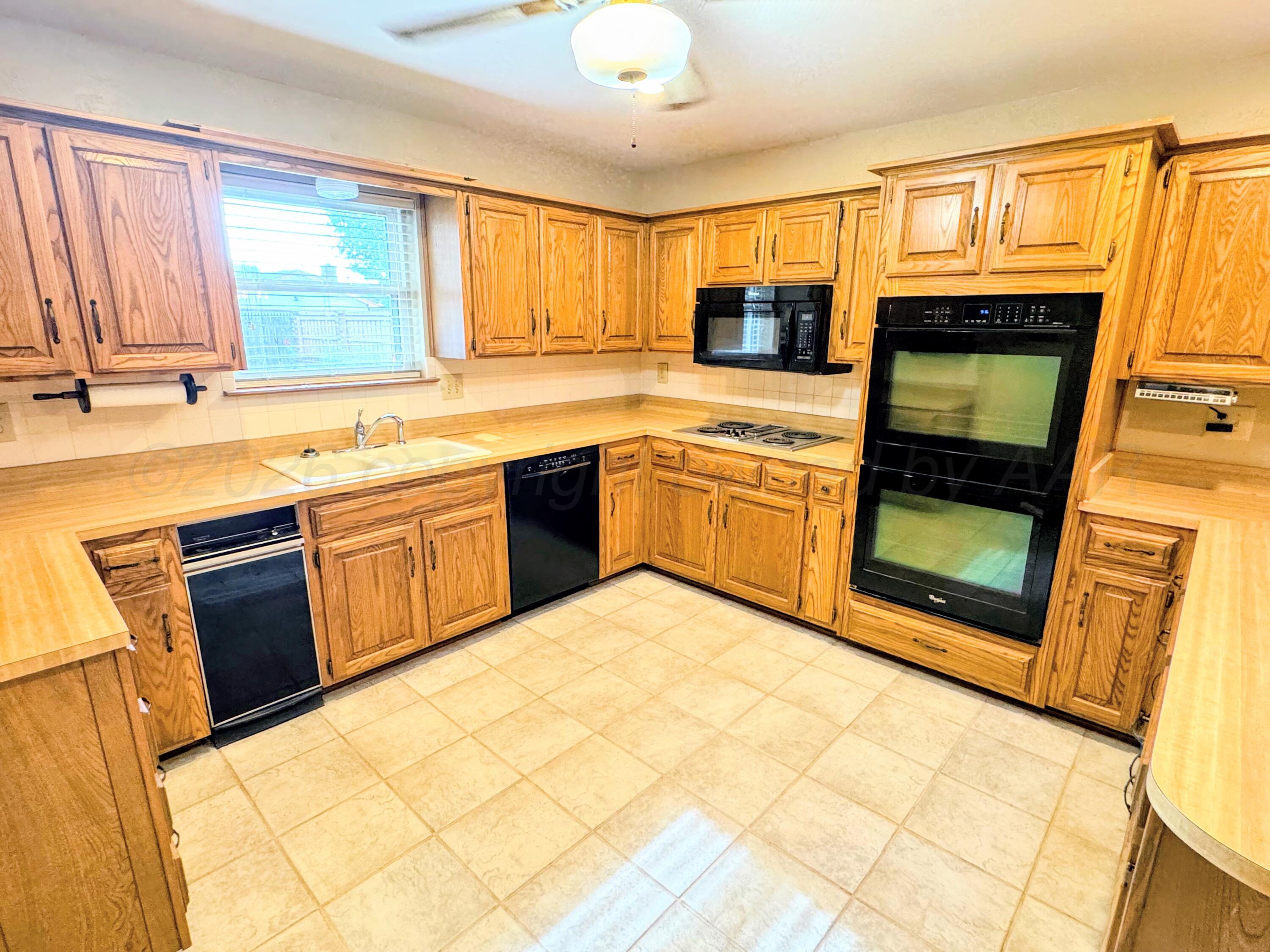 1810 Texas Street Perryton, TX 79070 - Photo 5 of 24 1810 TEXAS KITCHEN