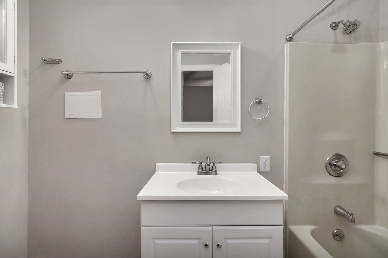 108 Stoneham Road Mebane, NC 27302 - Photo 9 of 11 Guest Full Bathroom