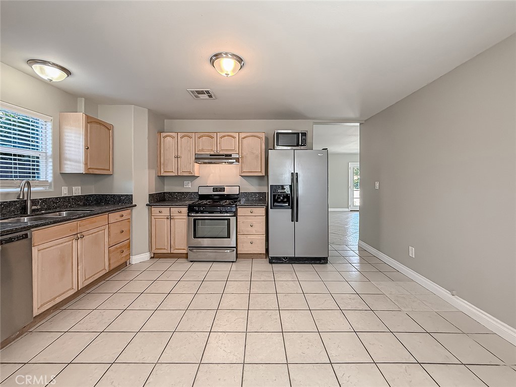 58 Charles Street Moorpark, CA 93021 - Photo 20 of 64 Kitchen