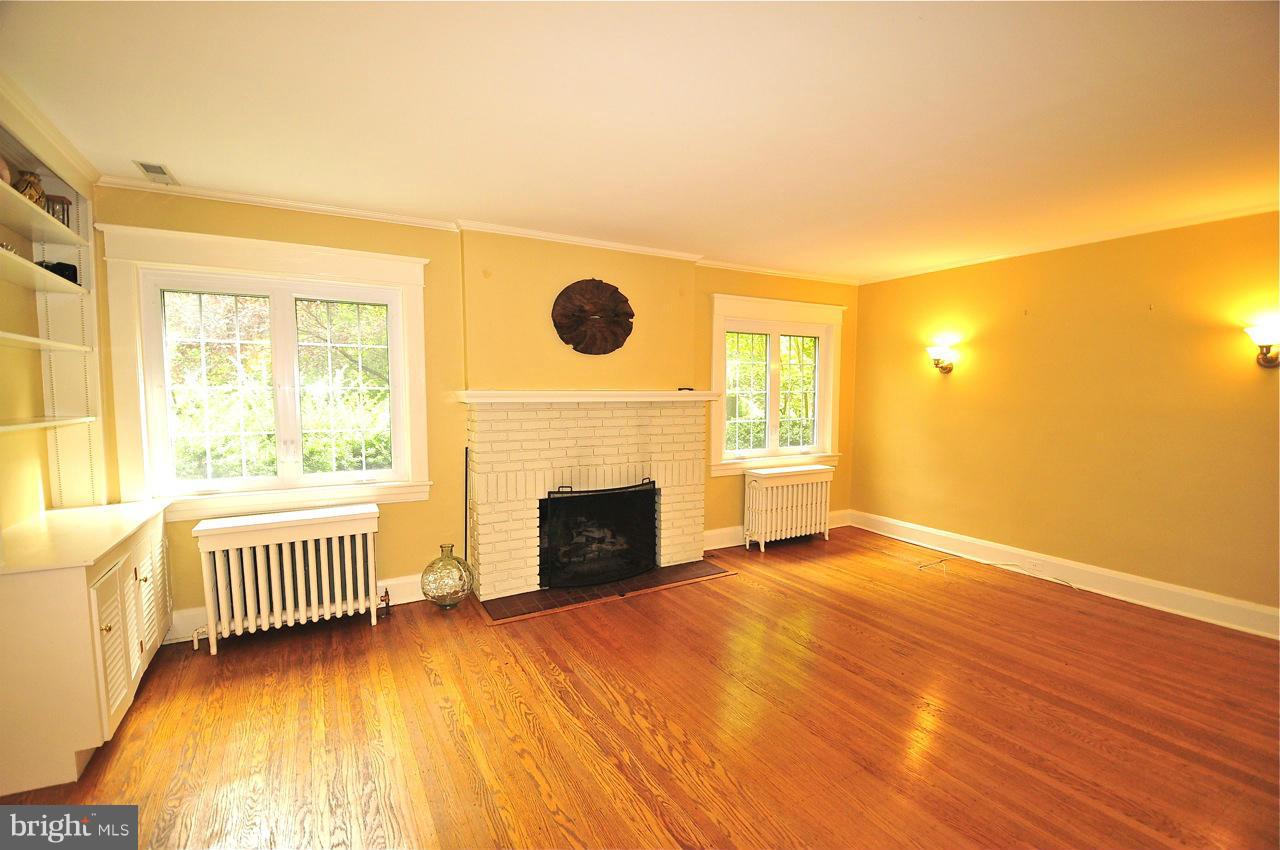 4414 Wickford Road Baltimore, MD 21210 - Photo 6 of 30 Living Room