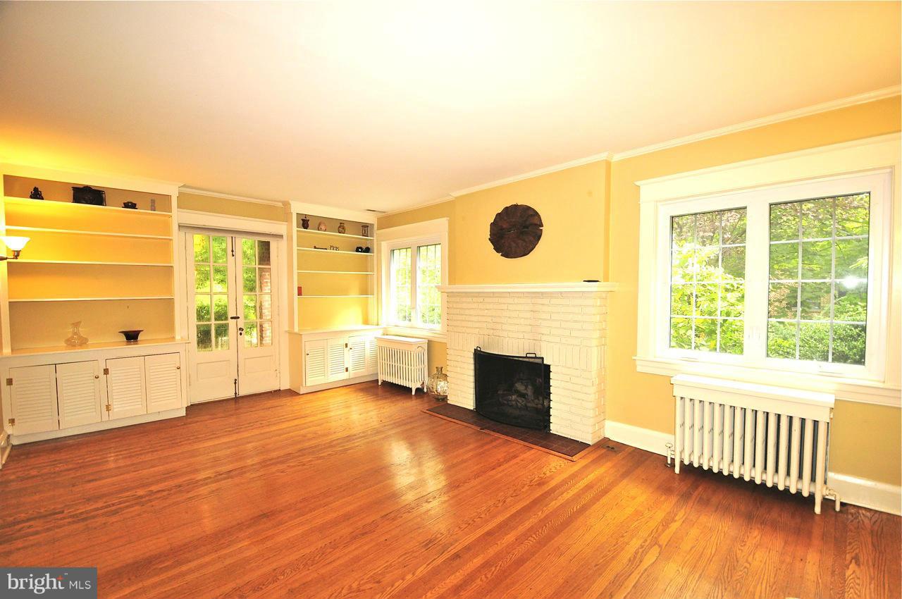 4414 Wickford Road Baltimore, MD 21210 - Photo 7 of 30 Living Room
