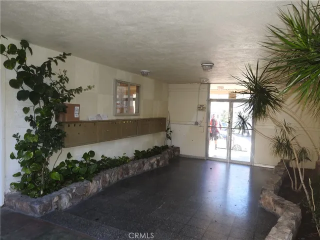 $5,400,000 | 409 South Manhattan Place, Los Angeles, CA 90020
