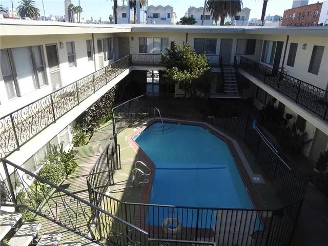 $5,400,000 | 409 South Manhattan Place, Los Angeles, CA 90020