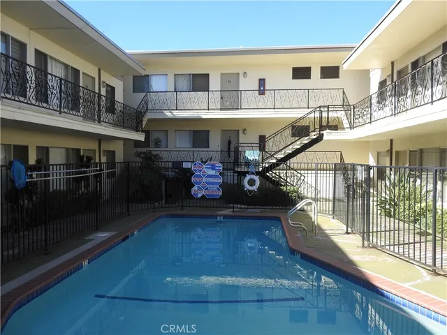 $5,400,000 | 409 South Manhattan Place, Los Angeles, CA 90020