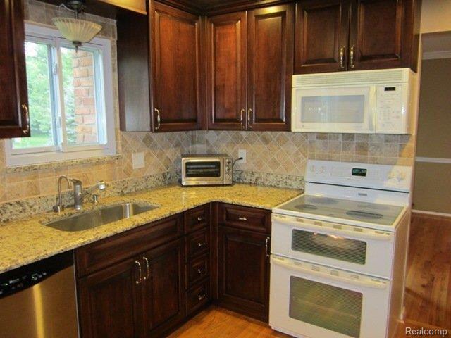 5875 Shaun Road West Bloomfield, MI 48322 - Photo 6 of 25 6.27.2011 067