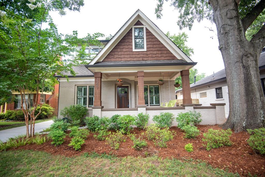 Gorgeous 4br/3ba brick bungalow in the heart of Oakhurst.