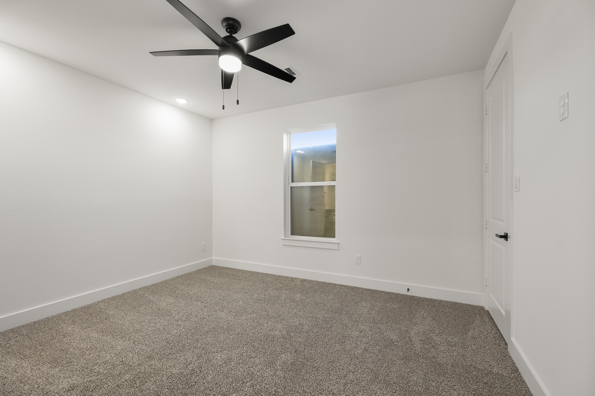 6322 Del Rio Street Houston, TX 77021 - Photo 5 of 39 an empty room with a window and a fan