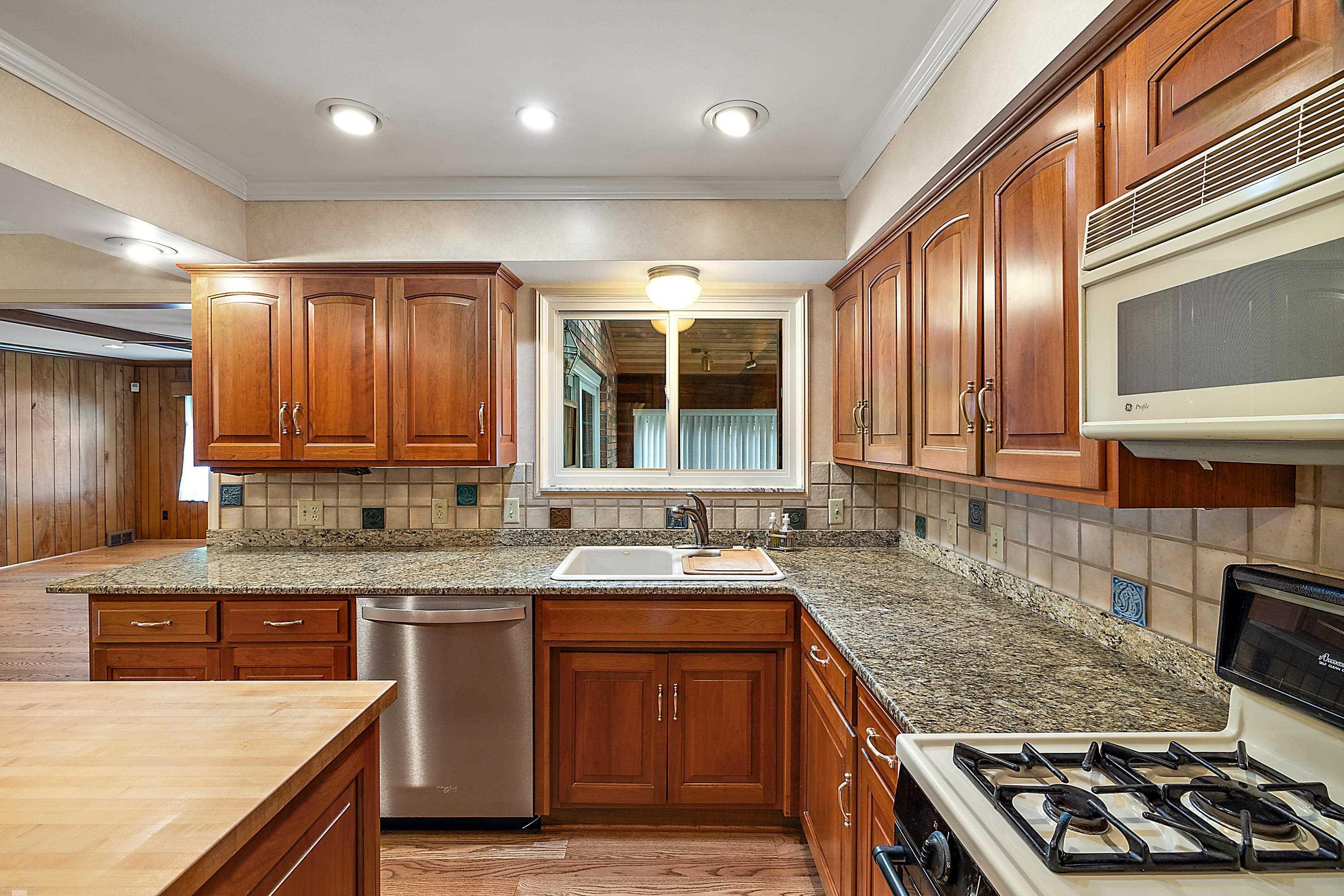656 Canterbury Road Grosse Pointe, MI 48236 - Photo 20 of 77 50151523-59cbb374-ddfd-4e9a-8a2e-b167a607552f.JPG