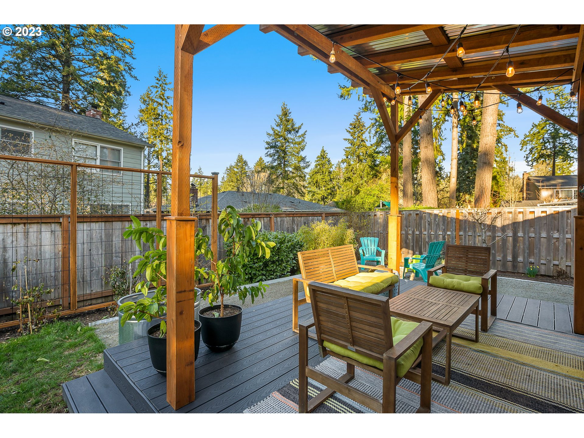 14155 Southwest Hart Road Beaverton, OR 97008 - Photo 28 of 30 a balcony with table and chairs