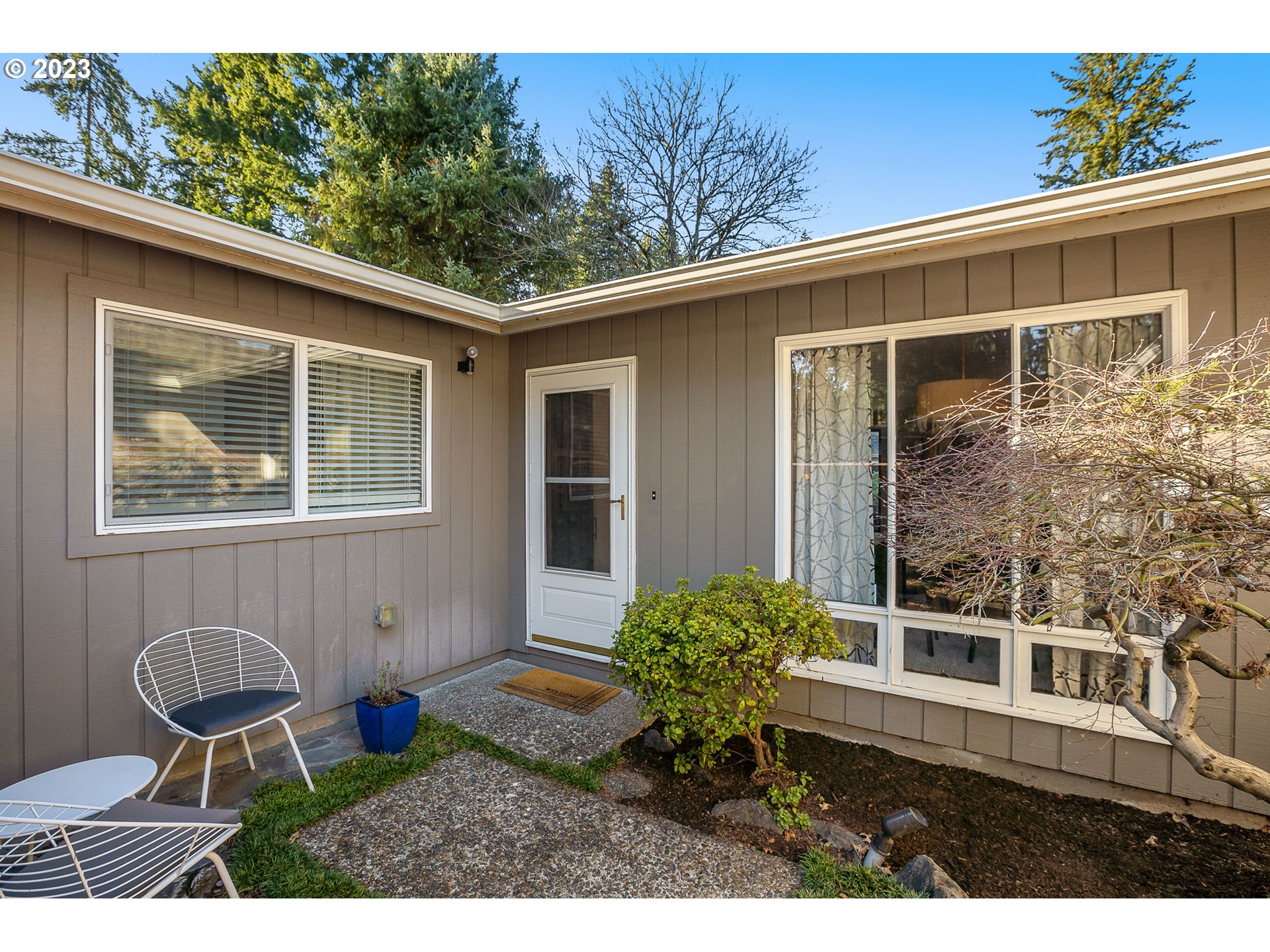 14155 Southwest Hart Road Beaverton, OR 97008 - Photo 29 of 30 a backyard of a house with table and chairs